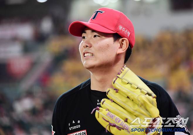 21일 인천 SSG랜더스필드에서 열린 SSG와 KIA의 경기. 10회를 무실점으로 마치고 동료들과 하이파이브를 나누는 KIA 성영탁. 인천=송정헌 기자songs@sportschosun.com/2025.06.21/