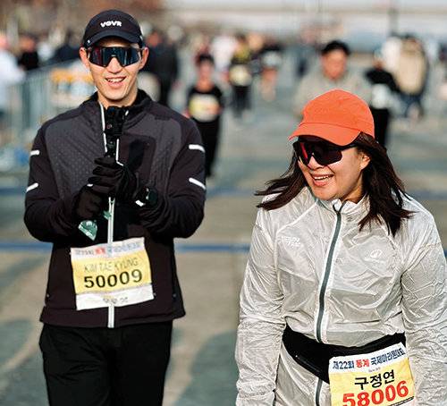 병아리 러닝크루의 김태경 대표(왼쪽)와 구정연 데카트론 대표(오른쪽). 함께 달리는 시간은 그 자체로 리더들에게 소중한 충전의 순간이다.