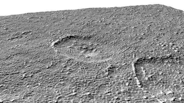 화성 표면의 이 분화구는 지하 얼음이 승화라는 과정을 거쳐 증기로 직접 변하면서 시간이 지남에 따라 변형됐다. 행성 지질학자이자 미시시피 대학 박사후 연구원 에리카 루치에 따르면, 특히 태양을 향한 경사면의 부드러워진 가장자리는 지표면 바로 아래에 얼음이 존재했음을 보여주는 강력한 증거다 (사진=미시시피 대학)