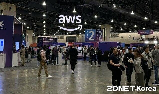 AWS 리인포스 2025 행사 엑스포 전경.