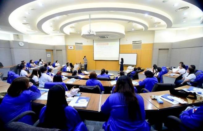 외국인 가사관리사 시범사업에 참여하는 필리핀인 가사관리사들은 지난해 8월 입국했다. 사진은 가사관리사들이 현장 배치 전 교육을 받는 모습. 서울시