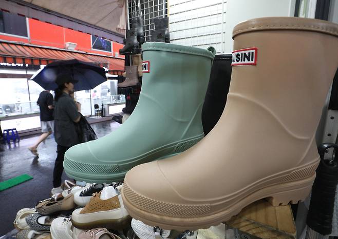 서울 남대문시장의 신발 상점에 장화가 진열돼있다. 올해 장마는 6월 12일 시작돼 7월 말까지 이어져 기간이 평년보다 10~15일 늘어날 전망이다. 기후변화 여파로 장마가 길고 독해지고 있다./뉴스1