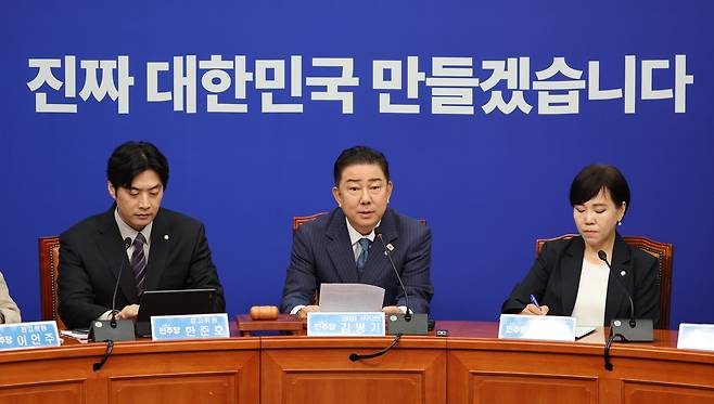 더불어민주당 김병기 당대표 직무대행 겸 원내대표가 30일 서울 여의도 국회에서 열린 최고위원회의에서 모두발언을 하고 있다. /남강호 기자