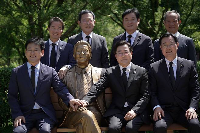 더불어민주당 당대표 선거에 출마한 박찬대 의원이 30일 경남 김해시 노무현 전 대통령 묘역을 찾아 노 전 대통령 동상 옆에서 기념 촬영하고 있다. /박찬대 의원실