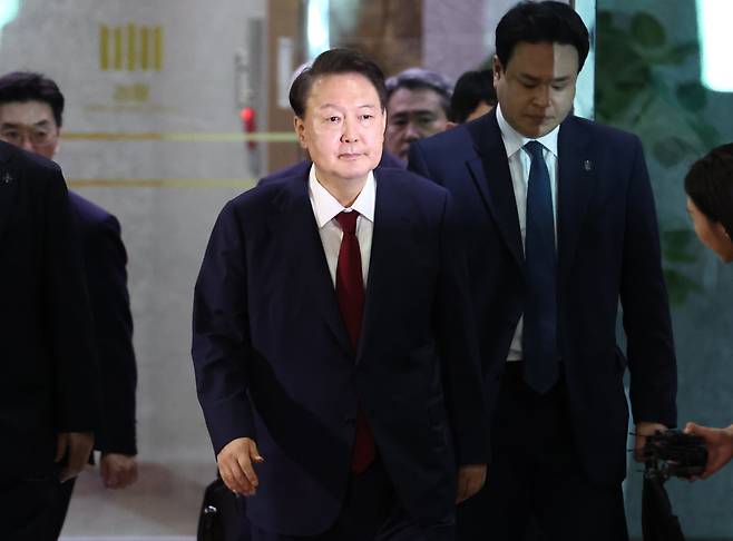 윤석열 전 대통령이 29일 새벽 서울 서초구 서울고등검찰청 청사에 마련된 내란특검 사무실에서 피의자 신분으로 조사를 마친 뒤 귀가하고 있다. / 뉴스1