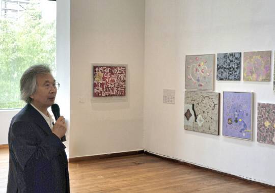 신중덕 작가가 이응노미술관 전시장에서 작품에 대해 설명하고 있다. 이성현 기자