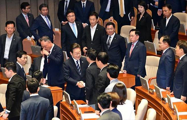 이재명 대통령이 지난 26일 국회 본회의장에서 2025년도 제2회 추가경정예산안 시정연설을 마친 뒤 퇴장하며 국민의힘 의원들과 인사하고 있다. ⓒ국회사진기자단