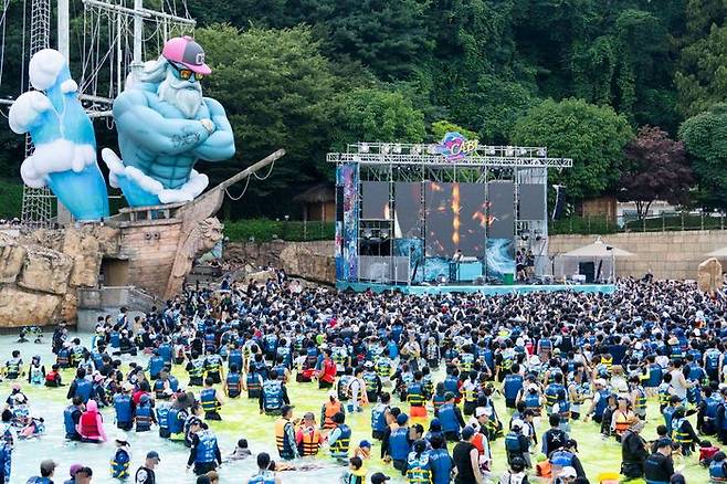 지난해 캐리비안 베이 파도풀에서 펼쳐진 워터 뮤직 풀파티 현장.ⓒ삼성물산