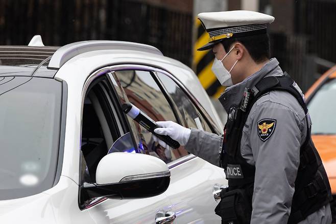 경찰이 음주단속을 벌이고 있는 모습. 뉴스1