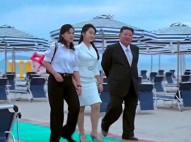 김정은(오른쪽)이 지난달 24일 원산갈마해안관광지구 준공식에 참석해 아내 이설주(왼쪽), 딸 김주애와 함께 관광지구를 둘러보고 있다. 조선중앙TV 캡처