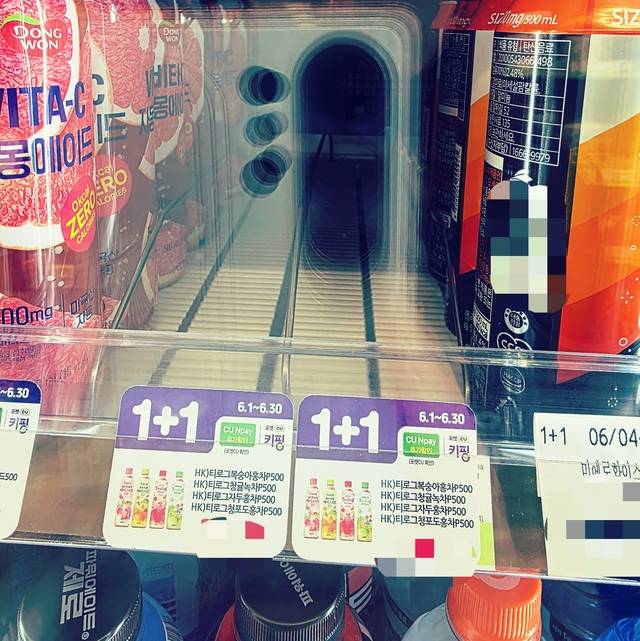 30일 경기도의 한 편의점 음료 매대에 HK이노엔의 ‘티로그’ 제품 진열 공간이 텅 비어있는 모습. 김수연기자