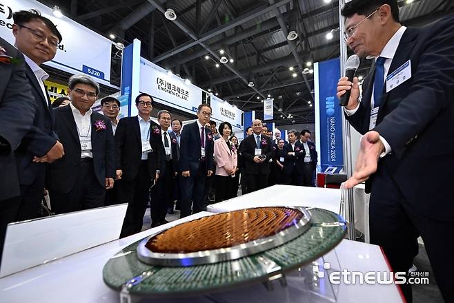 지난해 7월 경기 고양시 킨텍스에서 열린 '나노코리아 2024'에서 내빈들이 마이크로투나노의 반도체용 프로브카드를 살펴보고 있다. 이동근기자 foto@etnews.com