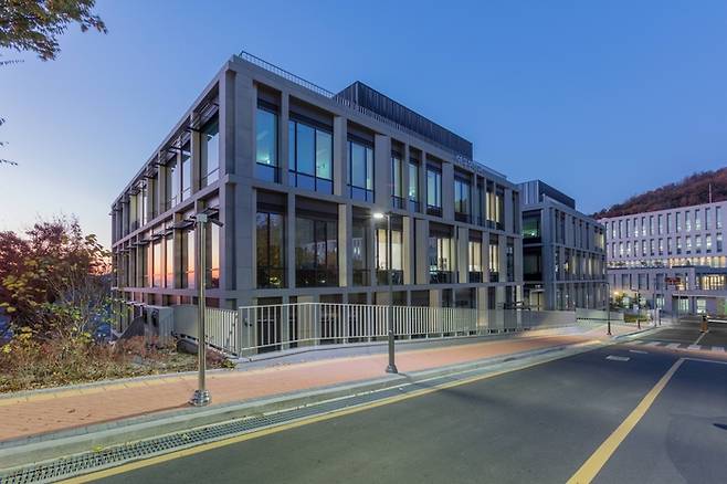 양자나노과학연구단이 입주한 이화여대 연구협력관 전경. (사진=이화여대)