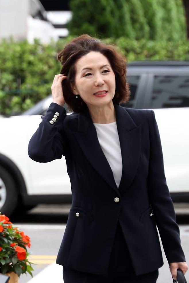 이진숙 사회부총리 겸 교육부 장관 후보자가 30일 오전 서울 여의도 한국교육시설안전원에 있는 사무실로 출근하고 있다. 사진=서동일 기자