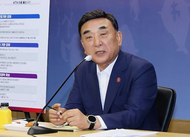 김두겸 울산시장이 30일 가진 민선 8기 출범 3주년 기자간담회에서 지난 3년간 이룬 6개 분야 20대 주요 성과를 설명하고 있다. 사진=최수상 기자