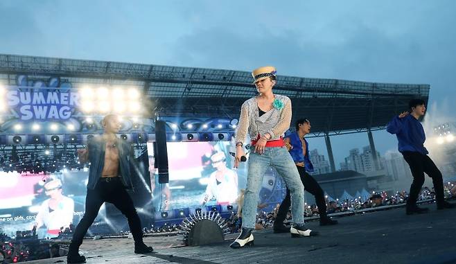 빅뱅 지드래곤이 28일 오후 인천 서구 인천아시아드 주경기장에서 열린 '싸이 흠뻑쇼 SUMMER SWAG 2025 - 인천'에 깜짝 게스트로 등장해 화려한 무대를 선보이고 있다. 뉴스1
