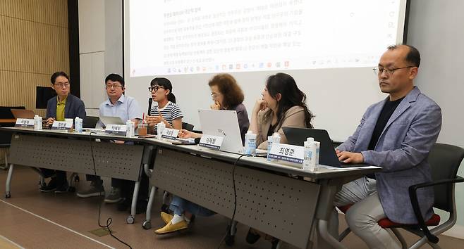 ‘한국 사회·정치 극단화 진단과 전망’ 토론회가 지난 27일 오후 서울 마포구 한겨레신문사 3층 청암홀에서 열려 패널들이 토론하고 있다. 김영원 기자 forever@hani.co.kr