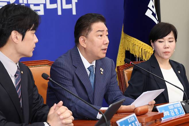 더불어민주당 김병기 당대표 직무대행 겸 원내대표가 30일 서울 여의도 국회에서 열린 최고위원회의에서 발언하고 있다. 연합뉴스