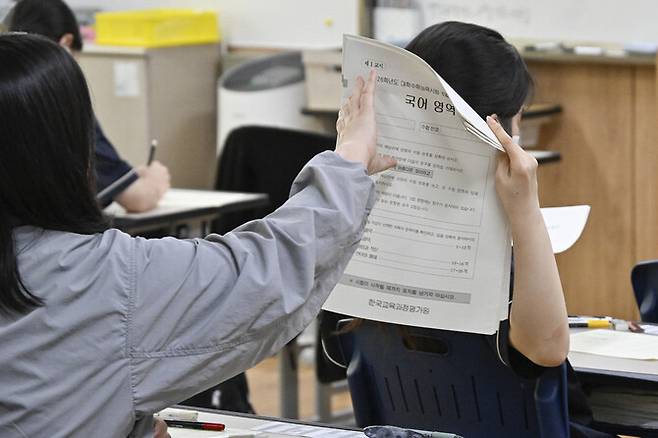 2026학년도 대학수학능력시험 6월 모의평가 시행일인 6월4일 서울 영등포구 여의도여자고등학교에서 학생들이 시험 준비를 하고 있다. 연합뉴스