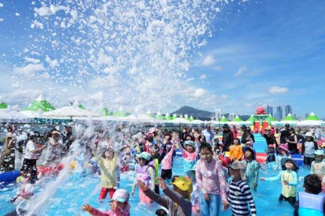 지난해 열렸던 부산 남구 용호별빛공원에서 열렸던 '유엔 남구 물놀이 축제'. 부산 남구 제공