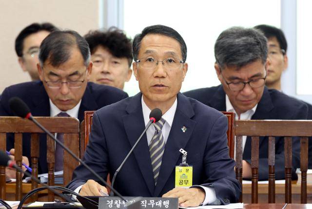 유재성 신임 경찰청장 직무대행이 30일 서울 여의도 국회 행정안전위원회 전체회의에서 인사말을 하고 있다. 뉴시스