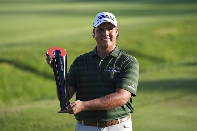 <yonhap photo-2062=""> Aldrich Potgieter, of South Africa poses with the trophy after winning a playoff during the final round of the Rocket Classic golf tournament at the Detroit Golf Club, Sunday, June 29, 2025, in Detroit. (AP Photo/Paul Sancya)/2025-06-30 09:00:45/ <저작권자 ⓒ 1980-2025 ㈜연합뉴스. 무단 전재 재배포 금지, AI 학습 및 활용 금지></yonhap>