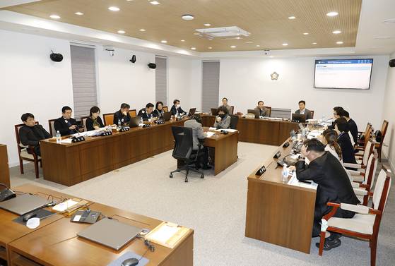 지난해 12월 20일 서대문구의회 본회의가 진행되고 있는 모습. 본회의장이 점거되며 이날 본회의는 제1회의실에서 열렸다. 사진 서대문구의회 홈페이지 캡처