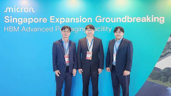 지난 1월 8일(현지시간) 곽동신 한미반도체 회장(왼쪽 두번째)이 싱가포르 우드랜즈에서 열린 신규 HBM 패키징 공장 기공식에 참석한 후 한미반도체 임원진들과 사진을 찍고 있다. 사진 한미반도체