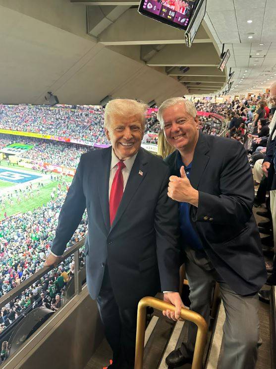 도널드 트럼프 미국 대통령이 지난 9일(현지시간) 현직 미국 대통령으로는 처음으로 미국프로풋볼(NFL) 결승전인 슈퍼볼을 관람한 날 린지 그레이엄 상원의원과 기념 사진을 찍고 있다. 사진 린지 그레이엄 X 캡처