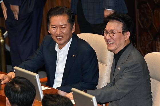 지난 26일 국회 본회의장에서 김민석 국무총리 후보자와 정청래 더불어민주당 당대표 후보가 대화하고 있다. 국회사진기자단