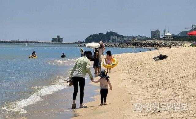 ▲ 30일 강릉 낮 기온이 35도를 웃돌자, 가족 단위 관광객들이 경포해변을 찾아 해수욕을 즐기는 등 무더위를 피하고 있다.황선우 기자