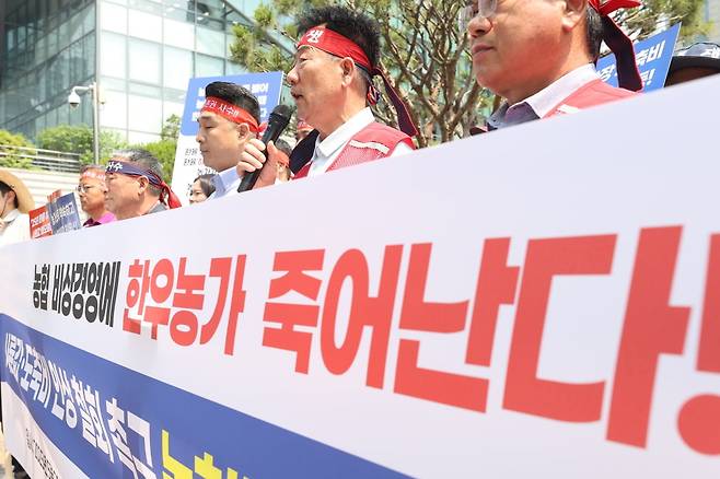 전국한우협회가 지난달 29일 서울 중구 농협중앙회 앞에서 '농협 사룟값ㆍ도축비 인상 철회 촉구 기자회견'을 하고 있다. 연합뉴스