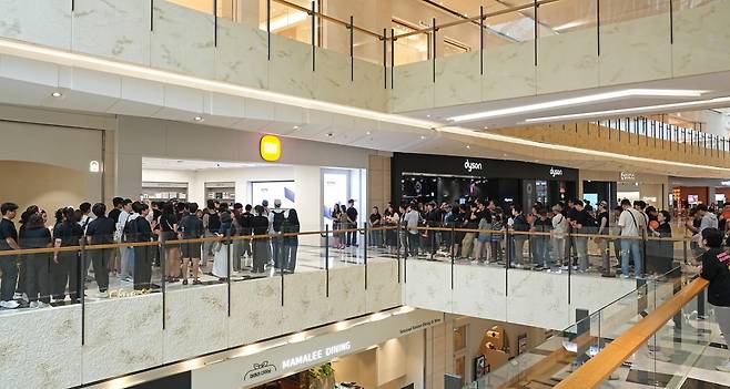 지난 28일 오전 서울 여의도 IFC몰에 문을 연 샤오미코리아의 첫 국내 매장인 '미스토어'에 입장하기 위해 방문객들이 줄지어 기다리고 있다. 사진=샤오미코리아 제공