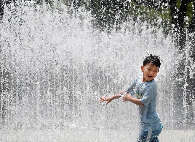 대구·경북에 올여름 첫 폭염주의보가 발효된 지난 27일 대구 서구 평리공원 바닥분수에서 어린이가 물장난을 치며 더위를 식히고 있다. /사진=뉴스1