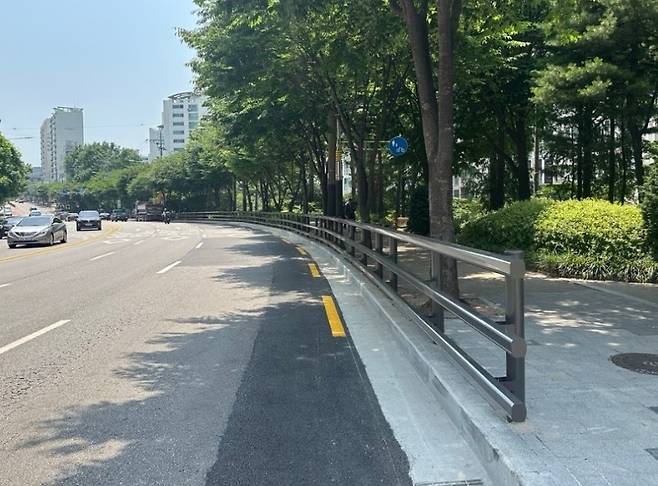 서울 양천구 장수공원에 설치된 차량용 방호울타리 . 서울시 제공.