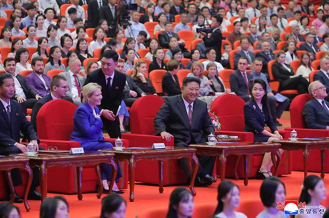 김정은 북한 국무위원장이 지난 29일 당 중앙위원회 본부청사에서 올가 류비모바 러시아 문화부 장관을 접견하고 공연을 관람했다고 조선중앙통신이 30일 보도했다. 김 위원장의 왼쪽에 딸 주애가 앉아 있다. 연합뉴스