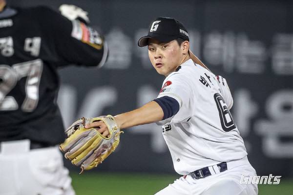롯데 박찬형은 입단 불과 한 달여만에 1군 무대를 밟았다. 무서운 성장세로 ‘박찬형 주의보’라는 말을 낳았다. 사진은 지난 KT전에서 수비하는 모습. 롯데 자이언츠 제공