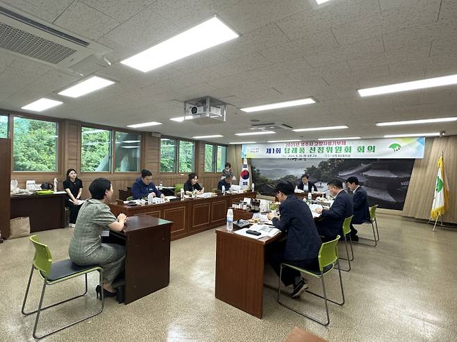 영주시가 고향사랑기부제 답례품 선정을 위해 위원회를 열고 있다. 영주시 제공