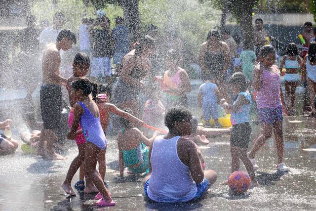 스페인 시민들이 28일(현지시간) 마드리드 리오공원 분수 주변에서 물놀이를 하며 더위를 식히고 있다. 스페인 남부 안달루시아에서는 이날 낮 최고기온이 46도까지 치솟았다. AFP연합뉴스