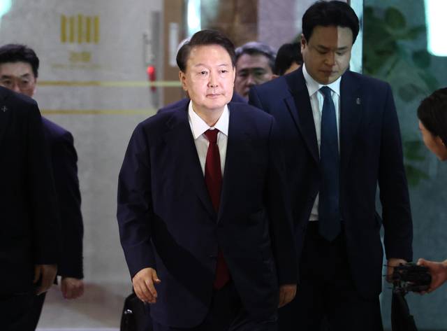 내란특검 대면조사를 마친 윤석열 전 대통령이 29일 오전 서울 서초구 서울고검에 마련된 내란특검 사무실에서 나와 귀가하고 있다. 사진공동취재단