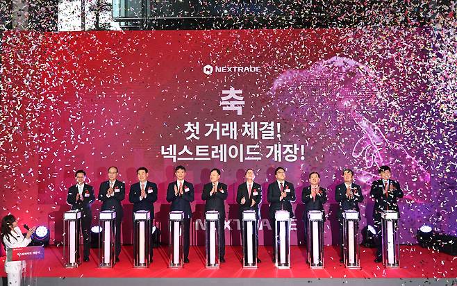 김학수 넥스트레이드 대표 등 참석자들이 지난 3월 4일 서울 영등포구 금융투자협회에서 열린 넥스트레이드 개장식에서 개장 기념 퍼포먼스를 하고 있다. 윤웅 기자