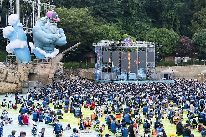 지난해 캐리비안 베이 파도풀에서 펼쳐진 워터 뮤직 풀파티 모습. 캐리비안 베이 제공