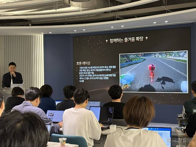 김효재 엔엑스쓰리게임즈 PD는 지난 24일 경기 성남시 분당구에 있는 분당퍼스트타워에서 진행된 ‘로드나인’ 1주년 인터뷰에서 2025년 추가될 콘텐츠를 발표하고 있다.