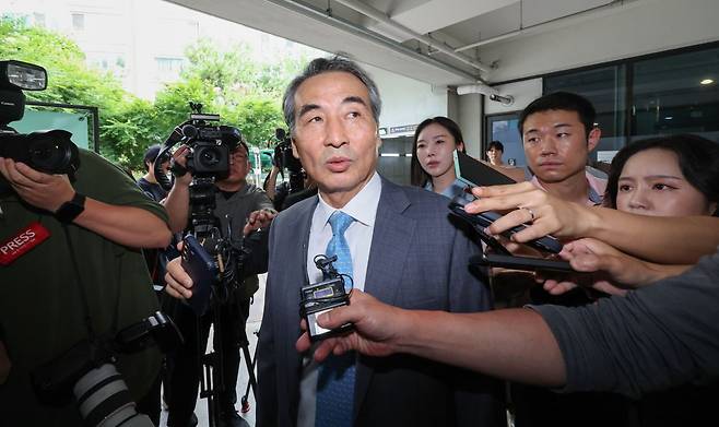 윤석열 전 대통령 부인 김건희 여사 관련 각종 의혹 사건을 수사하는 민중기 특별검사가 30일 서울 서초구에 마련된 특검팀 사무실로 출근하며 기자들 질문에 답하고 있다. 연합뉴스