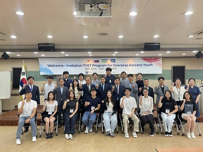 최민환 한국폴리텍Ⅱ대학 학장직무대리, 이기성 재외동포청 국장이 30일 한국폴리텍Ⅱ대학 산학협력단 대회의실에서 열린 재외동포청 청년 직업연수 입교식에서 연수생과 기념 촬영을 하고 있다. 한국폴리텍Ⅱ대학 제공