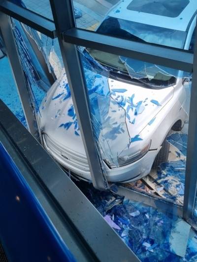 대형마트로 돌진한 차량 모습. 독자 제공