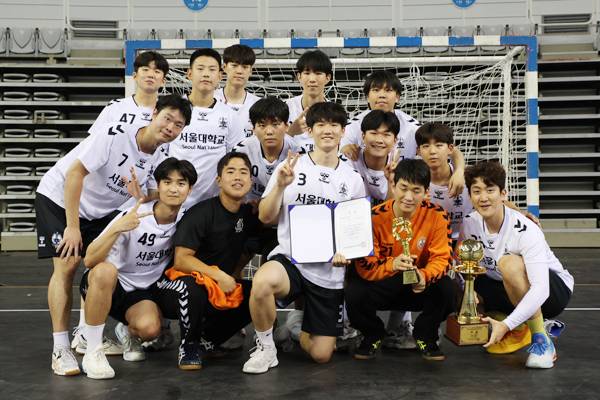 사진 제17회 대한핸드볼협회장배 전국생활체육 핸드볼대회 남자대학부 우승을 차지한 서울대학교, 사진 제공=대한핸드볼협회