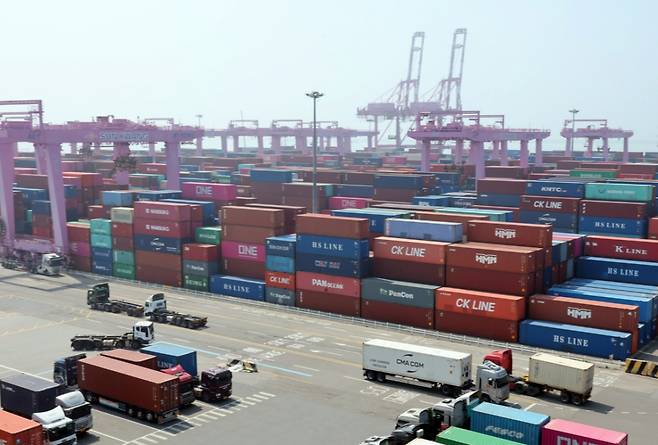 인천 연수구 인천신항 컨테이너 터미널에 컨테이너가 쌓여 있다. 2025.06.23. /사진=뉴시스