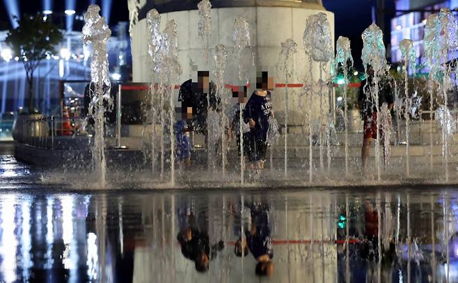 지난 18일 서울 종로구 광화문광장 바닥분수에서 어린이들이 물놀이를 하며 더위를 식히고 있다. /사진=뉴스1