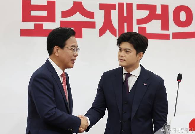 김용태 국민의힘 비상대책위원장이 30일 서울 여의도 국회에서 퇴임 기자회견을 하던 중 송언석 원내대표와 악수하고 있다. 2025.06.30. /사진=뉴시스 /사진=고승민